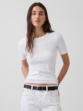🍄GAP white modern tee. Size M petite. NWT.